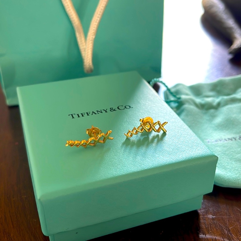 Tiffany & Co. 18y X Ear Climber
